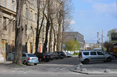 Güzel, parlak gayrimenkul, evler, daireler, ofisler, ulaşım altyapısı, ağaçlar, güzel şehir manzaralı doğa ve Dnipro, Dnepropetrovsk, Ukrayna sokakları.
