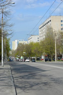 Güzel, parlak gayrimenkul, evler, daireler, ofisler, ulaşım altyapısı, ağaçlar, güzel şehir manzaralı doğa ve Dnipro, Dnepropetrovsk, Ukrayna sokakları.