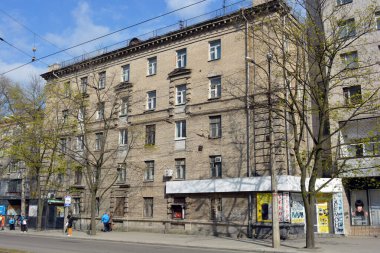 Güzel, parlak gayrimenkul, evler, daireler, ofisler, ulaşım altyapısı, ağaçlar, güzel şehir manzaralı doğa ve Dnipro, Dnepropetrovsk, Ukrayna sokakları.
