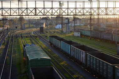 Yeşil doğanın güzel ve canlı fotoğrafları demiryolu hatları, metal demiryolları, mavi gökyüzüne karşı koyu metalden yapılmış demiryolu araçları..