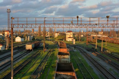Yeşil doğanın güzel ve canlı fotoğrafları demiryolu hatları, metal demiryolları, mavi gökyüzüne karşı koyu metalden yapılmış demiryolu araçları..