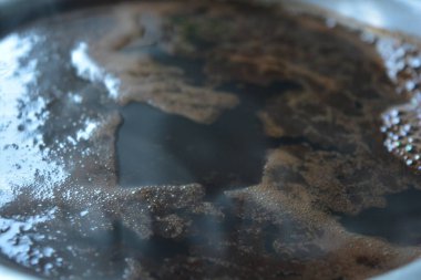 Yiyecek, günlük ürünler. Büyük bir fincan kaba kahve metalik, alüminyum gri bir ayak parmağına döküldü..