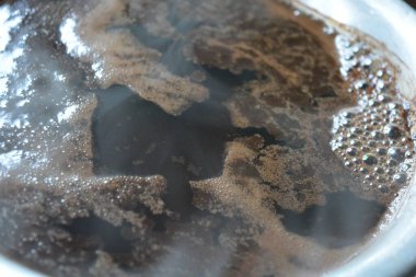 Yiyecek, günlük ürünler. Büyük bir fincan kaba kahve metalik, alüminyum gri bir ayak parmağına döküldü..