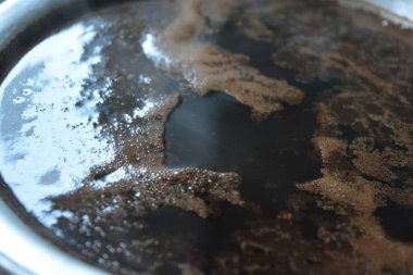 Yiyecek, günlük ürünler. Büyük bir fincan kaba kahve metalik, alüminyum gri bir ayak parmağına döküldü..