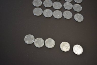 Para, değerli paralar, kopekler, bozukluklar, ödeme araçları. Beyaz metal Ukrayna sikkeleri, gümüş kopekler kahverengi bir arka planda yer almaktadır.