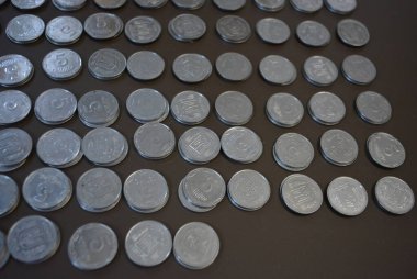 Para, değerli paralar, kopekler, bozukluklar, ödeme araçları. Beyaz metal Ukrayna sikkeleri, gümüş kopekler kahverengi bir arka planda yer almaktadır.