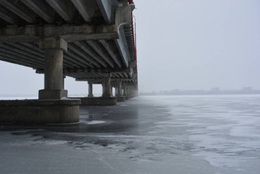 İnşaat, mimari, kışın önemli yerler. Donmuş Dnipro Nehri üzerinde güzel bir beton köprü Ukrayna 'nın Dnepropetrovsk (Dnipro) şehrindedir..