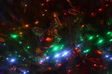 Yeni yıl havası, yeni yıl için şenlikli hazırlıklar, Noel. Büyük yeşil bir çam, bir Noel ağacı, güzel oyuncaklar, çelenkler, Dnipro, Ukrayna 'da ampullerle süslenmiş bir köknar ağacı..