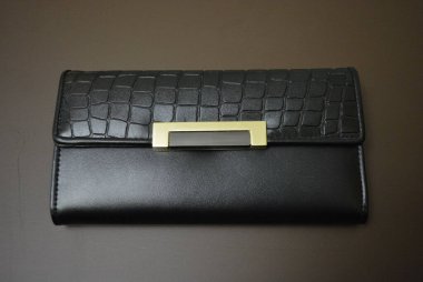 Her gün kullanılan eşyalar ve eşyalar. Hakiki deri ve altından yapılmış güzel siyah kadın cüzdanı, siyah metal, yaldızlı..