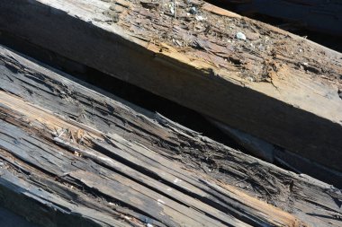 Şeyler, kahverengi ve siyah, yanmış ahşap, demiryolu raylarından kırık uykucular, eski tahta tahtalar, yerde yatanlar, gıcırtı.