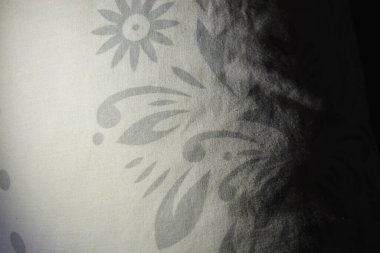 Eşyalar, nesneler, yoğun doğal arkaplan beyaz çiçekli gri kumaşlar ve beyaz iplikçikler.