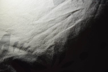 Eşyalar, nesneler, yoğun doğal arkaplan beyaz çiçekli gri kumaşlar ve beyaz iplikçikler.