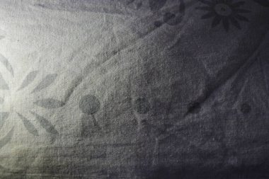 Eşyalar, nesneler, yoğun doğal arkaplan beyaz çiçekli gri kumaşlar ve beyaz iplikçikler.