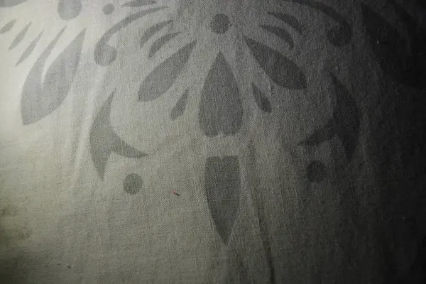 Eşyalar, nesneler, yoğun doğal arkaplan beyaz çiçekli gri kumaşlar ve beyaz iplikçikler.