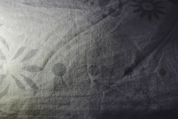 Eşyalar, nesneler, yoğun doğal arkaplan beyaz çiçekli gri kumaşlar ve beyaz iplikçikler.