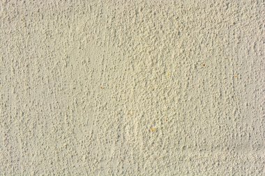 İnşaat, onarım, mimari. İnşaat duvarı küçük taşlarla kaplı beyaz macunla kaplı..