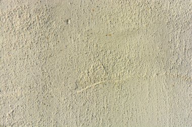 İnşaat, onarım, mimari. İnşaat duvarı küçük taşlarla kaplı beyaz macunla kaplı..