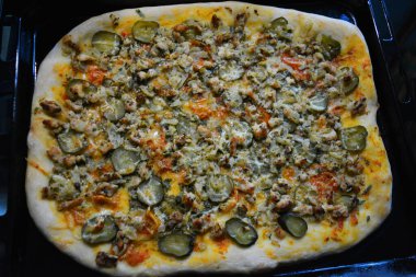 Ev yemeği pişirmek, peynirli, turşulu, tavuklu, domates soslu lezzetli pizza yapmak..