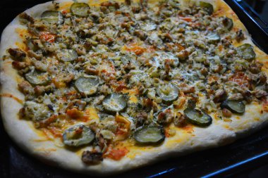 Ev yemeği pişirmek, peynirli, turşulu, tavuklu, domates soslu lezzetli pizza yapmak..