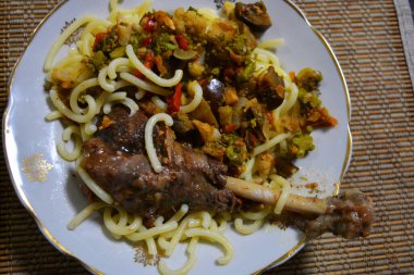 Yemek hazırlama, küçük kızarmış ördek, beyaz soğan sebzeleri ve sert tahıllı vermicelli tabaklar..