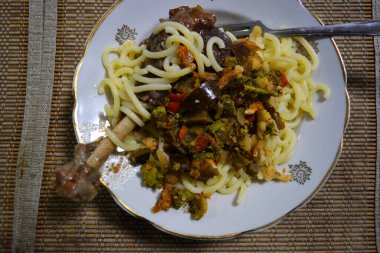 Yemek hazırlama, küçük kızarmış ördek, beyaz soğan sebzeleri ve sert tahıllı vermicelli tabaklar..