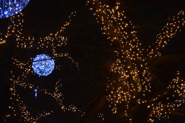 Yılbaşından ve Noel tatilinden önce dekore edilmiş bir gece şehri. Ukrayna 'nın Dnipro şehrinde güzel bir Noel dekoruyla yılbaşı havasında güzel bir aydınlanma..