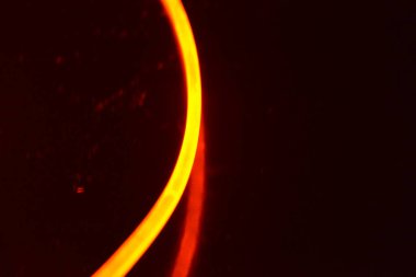 Güzel ve alışılmadık grafik arka plan. Çok renkli ışık, ışık demetleri plastik bükülmüş borulardan geçiyor. Parlayan plastik, kırmızı, sarı, beyaz, mor, yeşil, turuncu, mavi, taşmış ve açık mavi.