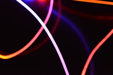 Güzel ve alışılmadık grafik arka plan. Çok renkli ışık, ışık demetleri plastik bükülmüş borulardan geçiyor. Parlayan plastik, kırmızı, sarı, beyaz, mor, yeşil, turuncu, mavi, taşmış ve açık mavi.