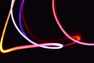 Güzel ve alışılmadık grafik arka plan. Çok renkli ışık, ışık demetleri plastik bükülmüş borulardan geçiyor. Parlayan plastik, kırmızı, sarı, beyaz, mor, yeşil, turuncu, mavi, taşmış ve açık mavi.