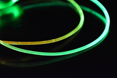 Güzel ve alışılmadık grafik arka plan. Çok renkli ışık, ışık demetleri plastik bükülmüş borulardan geçiyor. Parlayan plastik, kırmızı, sarı, beyaz, mor, yeşil, turuncu, mavi, taşmış ve açık mavi.