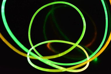 Güzel ve alışılmadık grafik arka plan. Çok renkli ışık, ışık demetleri plastik bükülmüş borulardan geçiyor. Parlayan plastik, kırmızı, sarı, beyaz, mor, yeşil, turuncu, mavi, taşmış ve açık mavi.