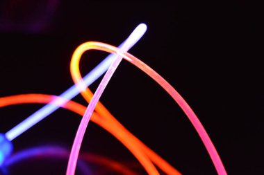 Güzel ve alışılmadık grafik arka plan. Çok renkli ışık, ışık demetleri plastik bükülmüş borulardan geçiyor. Parlayan plastik, kırmızı, sarı, beyaz, mor, yeşil, turuncu, mavi, taşmış ve açık mavi.