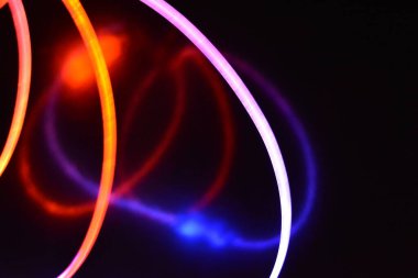 Güzel ve alışılmadık grafik arka plan. Çok renkli ışık, ışık demetleri plastik bükülmüş borulardan geçiyor. Parlayan plastik, kırmızı, sarı, beyaz, mor, yeşil, turuncu, mavi, taşmış ve açık mavi.