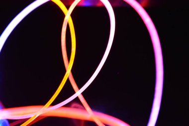 Güzel ve alışılmadık grafik arka plan. Çok renkli ışık, ışık demetleri plastik bükülmüş borulardan geçiyor. Parlayan plastik, kırmızı, sarı, beyaz, mor, yeşil, turuncu, mavi, taşmış ve açık mavi.