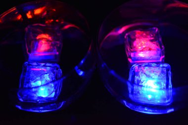 Parlayan şeylerin olduğu bir parti. Renkli bardaklar, köpüklü şampanya bardakları, karbonatlı tatlı su, parlayan buz küpleri, donmuş buz. Kırmızı, mavi, yeşil, sarı, beyaz ışık içecekleri içinde yüzen LED 'li plastik buz küpleri.