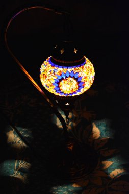 Güzel şeyler, nesneler, sanat nesneleri. Güzel bir doğulu, Arap masa lambası mavi cam mozaik şeklinde metal bir bacak üzerinde, kırmızı, sarı turuncu boncuklar..