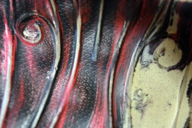 Eski yıpranmış ayakkabılar, yaz polietilen kırmızısı, beyaz, siyah plastik, lastik parmak arası terlikler. Dalgalı, kıvrımlı çizgilerin, ince ve kalın çizgilerin alışılmadık, parlak arka planı..