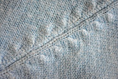 Örülmüş ürünler, ilginç desenli açık mavi kadın yünü süveteri, örgü şeklinde örgü, elastik, farklı dokuma ve dikiş..