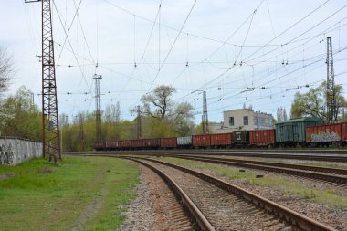 İnşaat, mimari, ulaşım, demiryolu altyapısı. Çimenli bir arazide demiryolu boyunca uzanan güzel geniş metaller..