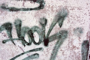 Çizimler, graffitiler, eski beton çitlerdeki yazıtlar, tuğla duvarlar. Alışılmadık bir metin, yeşille imzalanmış bir gülümseme, bir gülümseme..