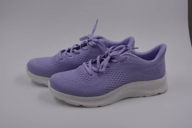 Yeni gündelik kadın spor ayakkabıları. Yumuşak mor spor mokasenleri, sentetik ağdan yapılmış yumuşak spor ayakkabılar, beyaz tabanlı kumaş..