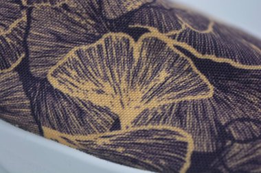 Alışılmadık bir kumaş mor, turuncu arkaplan ve yapraklar şeklinde bir desen. Yoğun, eşsiz renkte pamuk kumaş..