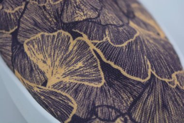 Alışılmadık bir kumaş mor, turuncu arkaplan ve yapraklar şeklinde bir desen. Yoğun, eşsiz renkte pamuk kumaş..