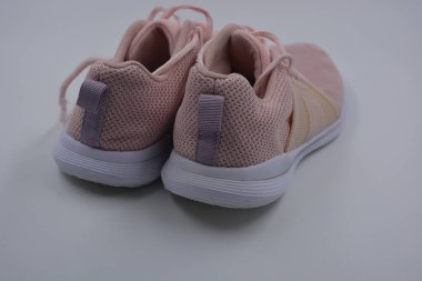 Her gün için olağan kadın bahar spor ayakkabıları. Yumuşak şeftali, pembe spor mokasenleri, sentetik ağdan yapılmış yumuşak spor ayakkabılar, kauçuk işlemeli kumaş ve beyaz tabanlı..