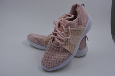 Her gün için olağan kadın bahar spor ayakkabıları. Yumuşak şeftali, pembe spor mokasenleri, sentetik ağdan yapılmış yumuşak spor ayakkabılar, kauçuk işlemeli kumaş ve beyaz tabanlı..