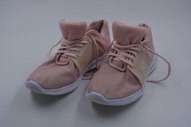 Her gün için olağan kadın bahar spor ayakkabıları. Yumuşak şeftali, pembe spor mokasenleri, sentetik ağdan yapılmış yumuşak spor ayakkabılar, kauçuk işlemeli kumaş ve beyaz tabanlı..