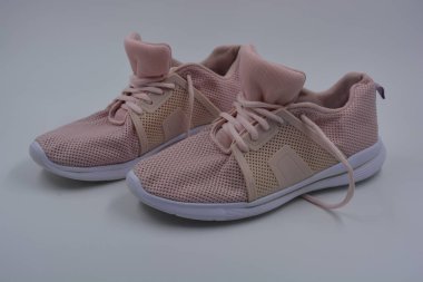 Her gün için olağan kadın bahar spor ayakkabıları. Yumuşak şeftali, pembe spor mokasenleri, sentetik ağdan yapılmış yumuşak spor ayakkabılar, kauçuk işlemeli kumaş ve beyaz tabanlı..