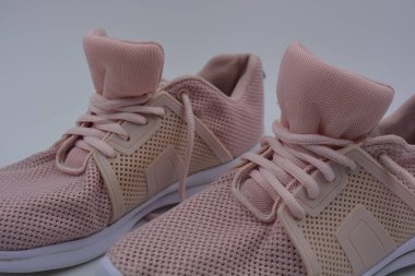 Her gün için olağan kadın bahar spor ayakkabıları. Yumuşak şeftali, pembe spor mokasenleri, sentetik ağdan yapılmış yumuşak spor ayakkabılar, kauçuk işlemeli kumaş ve beyaz tabanlı..