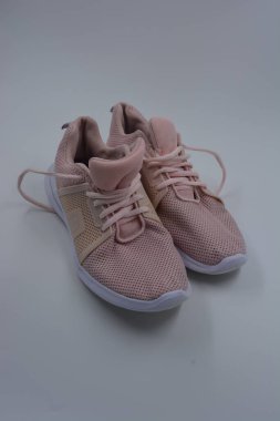 Her gün için olağan kadın bahar spor ayakkabıları. Yumuşak şeftali, pembe spor mokasenleri, sentetik ağdan yapılmış yumuşak spor ayakkabılar, kauçuk işlemeli kumaş ve beyaz tabanlı..