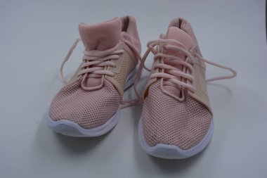 Her gün için olağan kadın bahar spor ayakkabıları. Yumuşak şeftali, pembe spor mokasenleri, sentetik ağdan yapılmış yumuşak spor ayakkabılar, kauçuk işlemeli kumaş ve beyaz tabanlı..